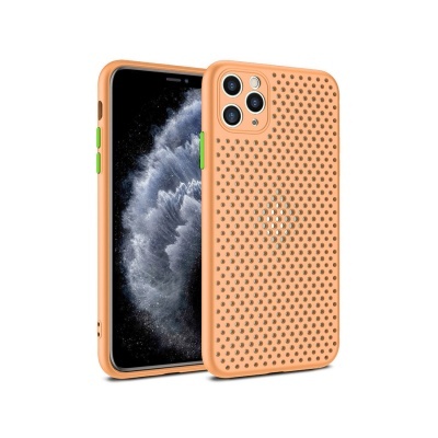 Telemóvel com capa protetora laranja perfurada e botões verdes