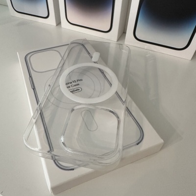 Caixa de iPhone 13 Pro com capa de silicone transparente