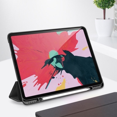 Tablet com capa e suporte a exibir arte digital colorida