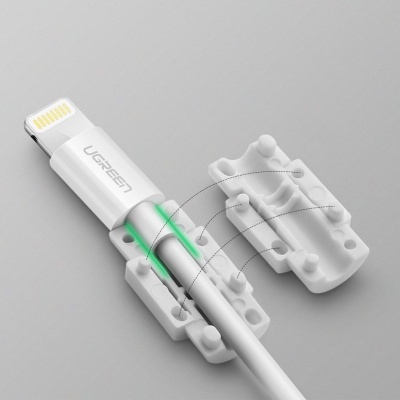 Cabo USB branco UGREEN com conector Lightning e suporte branco em plástico separado em duas partes.
