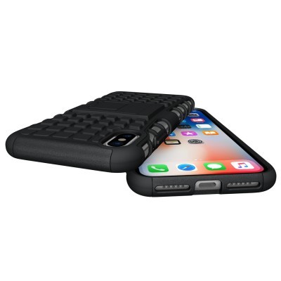 Capa protetora preta texturizada para smartphone com recortes para botões e câmera.