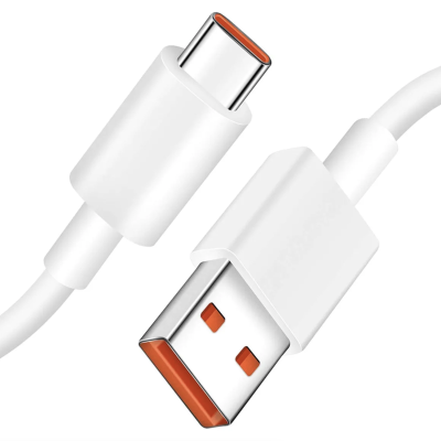 Cabo USB branco com conetores USB tipo A e USB tipo C com detalhes laranja