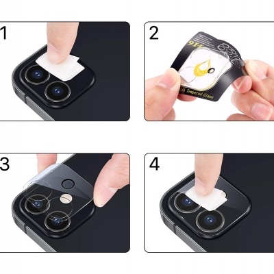 Aplicação de película protetora transparente nas câmaras de smartphone preto em quatro passos numerados.