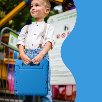 Criança segurando pasta azul em ambiente externo