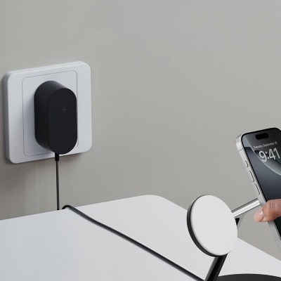 Carregador magnético branco e preto com suporte para smartphone