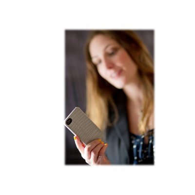 Mulher segura smartphone com capa bege texturada em pele de crocodilo