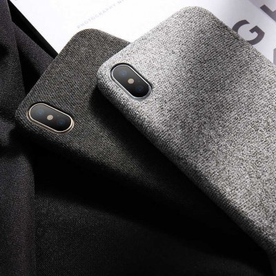 Três capas de telemóvel de tecido em preto, cinzento escuro e cinzento claro