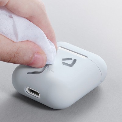 Estojo branco para auriculares a ser limpo com um pano branco