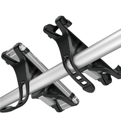 Suporte preto para telemóveis fixado numa barra metálica prateada