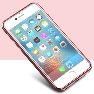 Smartphone com moldura rosa e ecrã ligado em superfície branca