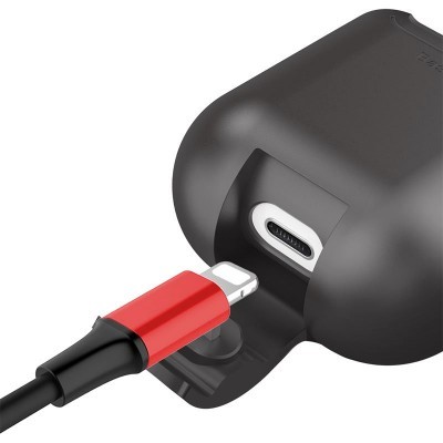 Cabo preto com conector vermelho ligado a estojo preto de auriculares