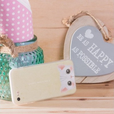 Capa de telemóvel com desenho de gato e placa cinza em forma de coração com texto