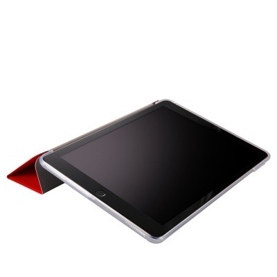 Tablet em suporte vermelho e preto sobre fundo branco