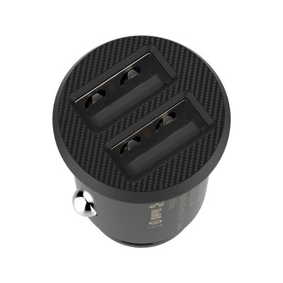 Carregador para carro preto com duas portas USB e textura de fibra de carbono