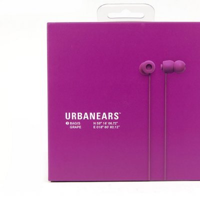 Caixa roxa de auscultadores Urbanears Bagis baga com fios e texto branco