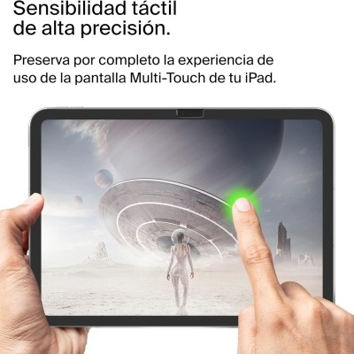 Tablet iPad a mostrar um cenário futurista com nave e astronauta, texto em espanhol acima.