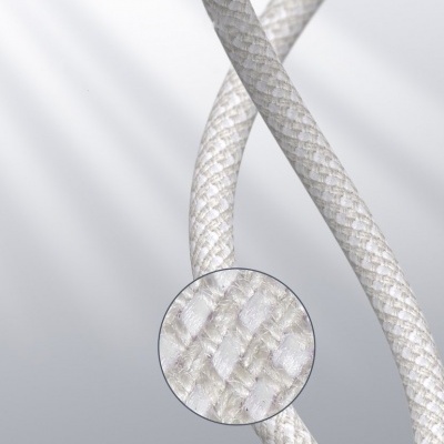 Cordão branco trançado com destaque