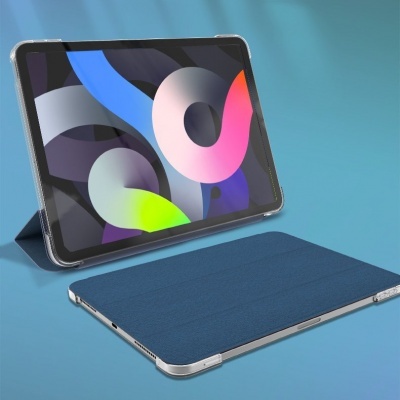 Tablet com capa azul escuro em fundo azul claro