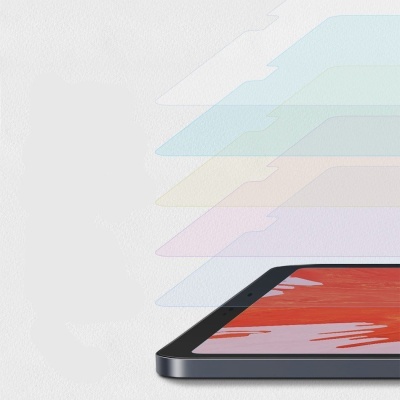 Tablet cinza escuro com várias capas protetoras transparentes de cores diferentes acima