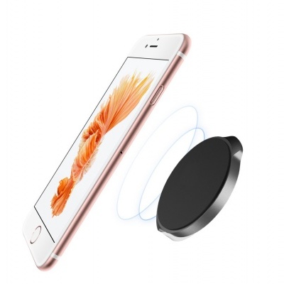 Smartphone rosa dourado com carregador wireless preto sobre fundo branco