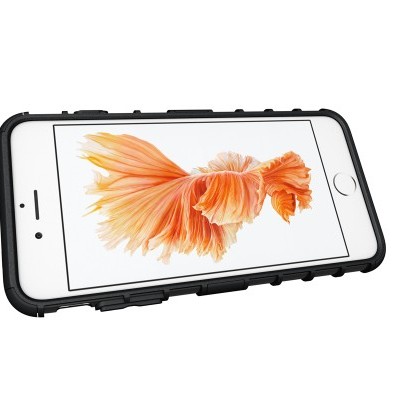 Smartphone com capa protetora preta e imagem de peixe ou flor laranja no ecrã