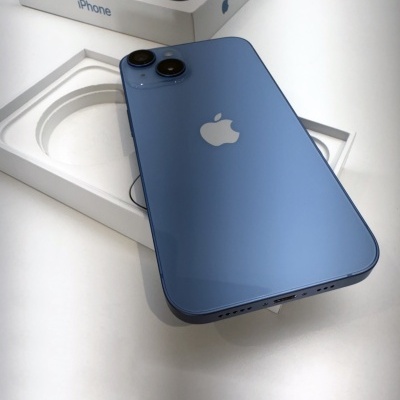 iPhone azul sobre caixa branca aberta com a palavra iPhone na caixa