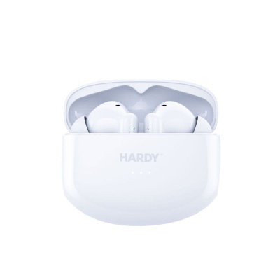 Fones de ouvido brancos sem fio no estojo branco aberto com a marca HARDY.