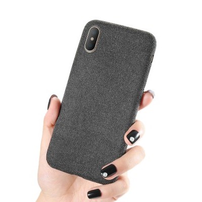Capa cinza escuro em tecido para smartphone nas mãos