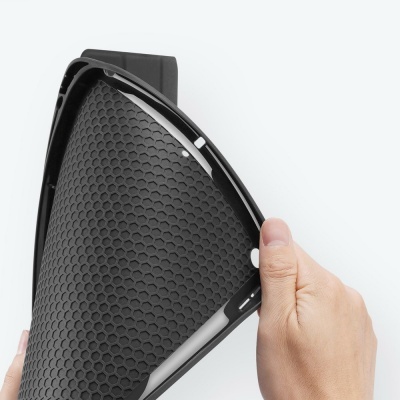 Protetor de ecrã preto com textura hexagonal sendo segurado por mãos