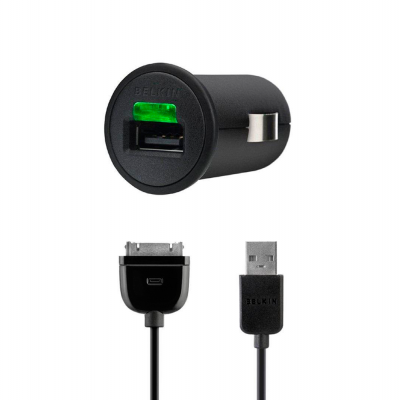 Adaptador USB para carro Belkin com cabo e embalagens em fundo branco