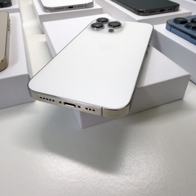 Telemóveis Apple iPhone em várias cores sobre caixas brancas