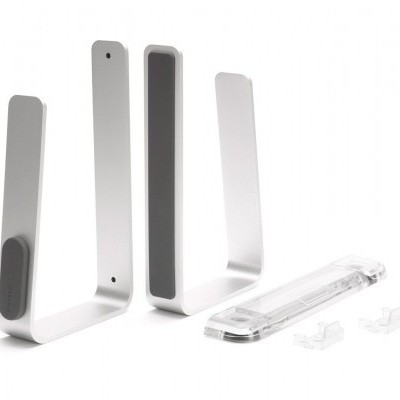 Conjunto de suportes metálicos prateados com antiderrapante e peça de plástico transparente