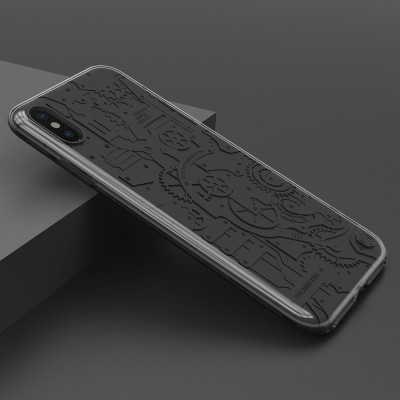 Capa preta com padrão mecânico para smartphone sobre superfície cinza