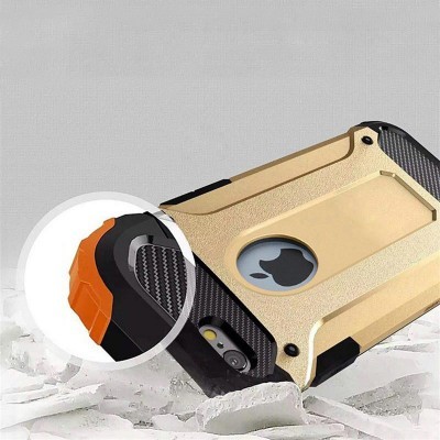 Capa para smartphone robusta em ouro e preto com detalhes laranja e logotipo da Apple visível