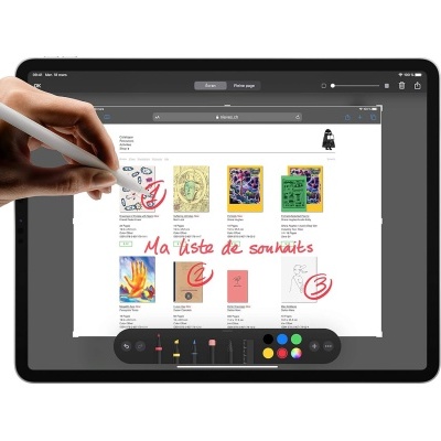 Tablet preto com caneta digital branca a escrever texto vermelho no ecrã