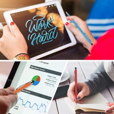 Três imagens de tablets com canetas e escrita digital e manual