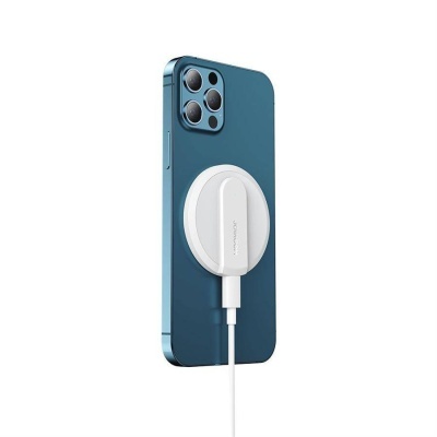 Carregador sem fios magnético branco ligado a smartphone azul