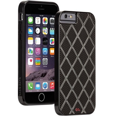 Smartphone com capa protetora preta com padrão geométrico e ecrã inicial do iOS