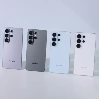 Quatro smartphones Samsung em várias cores com traseira lisa e câmara tripla vertical.