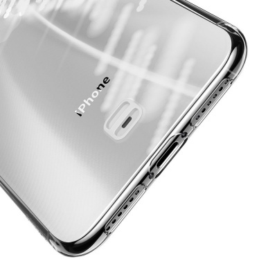 iPhone prateado com tampa transparente e acabamento metálico