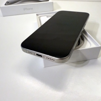 Smartphone preto prateado em caixa branca de iPhone