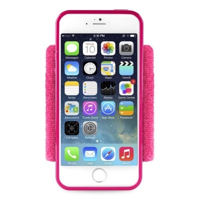 Smartphone branco com capa rosa e suportes acolchoados cor-de-rosa
