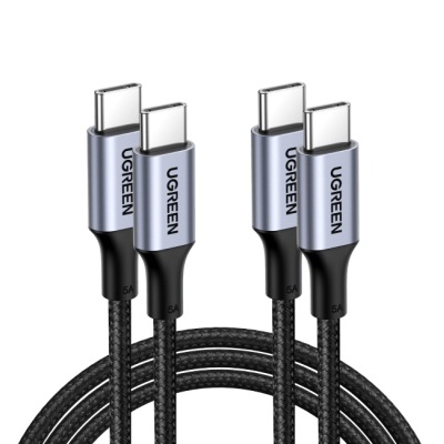 Cabo USB-C trançado preto com conectores prateados e azul claro e etiquetas UGREEN