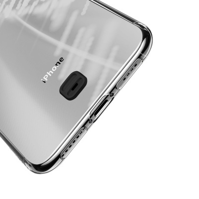 Smartphone iPhone com capa transparente e recorte preto na lente da câmara