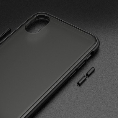 Capa preta fosca para telemóvel com botões laterais destacados sobre superfície escura