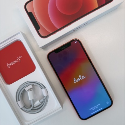 Smartphone iPhone com ecrã 'hola' e acessórios na embalagem