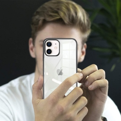 Pessoa a segurar um iPhone 11 branco com capa transparente
