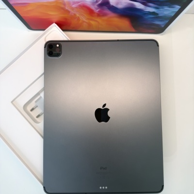 iPad cinza espacial sobre caixa branca com carregador