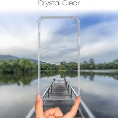 Capa protetora transparente para telemóvel segurada à frente de um lago com passadiço