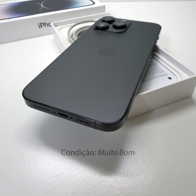Smartphone Apple iPhone preto com três câmeras na parte traseira numa caixa branca aberta